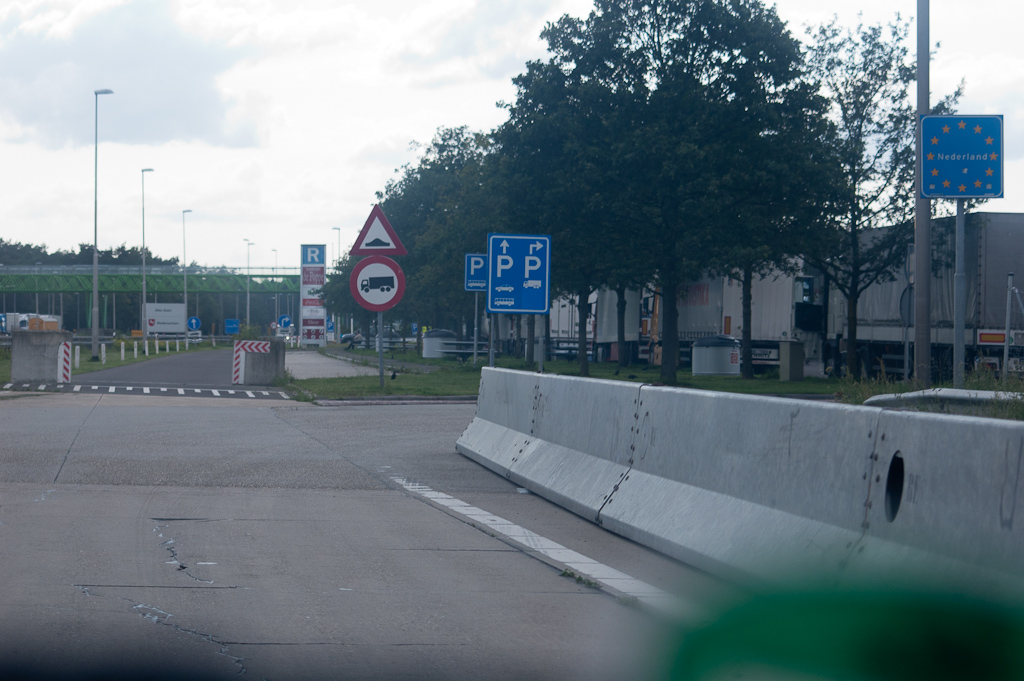 20110815-154824.jpg - Niet mis te verstaan welkom in Nederland: verkeersdrempels.