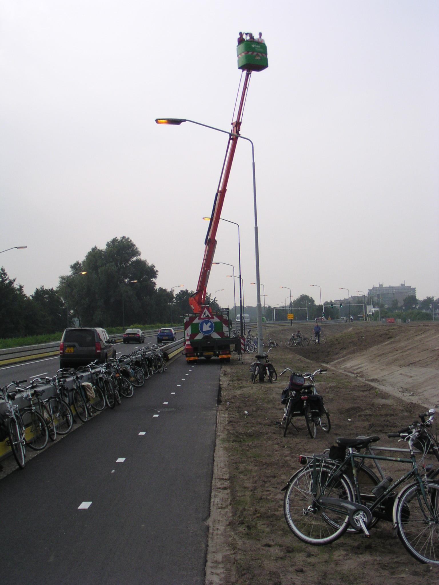 p7300005.jpg - ... zodat congestie dreigde op het nieuwe fietspad Vught-'s Hertogenbosch.