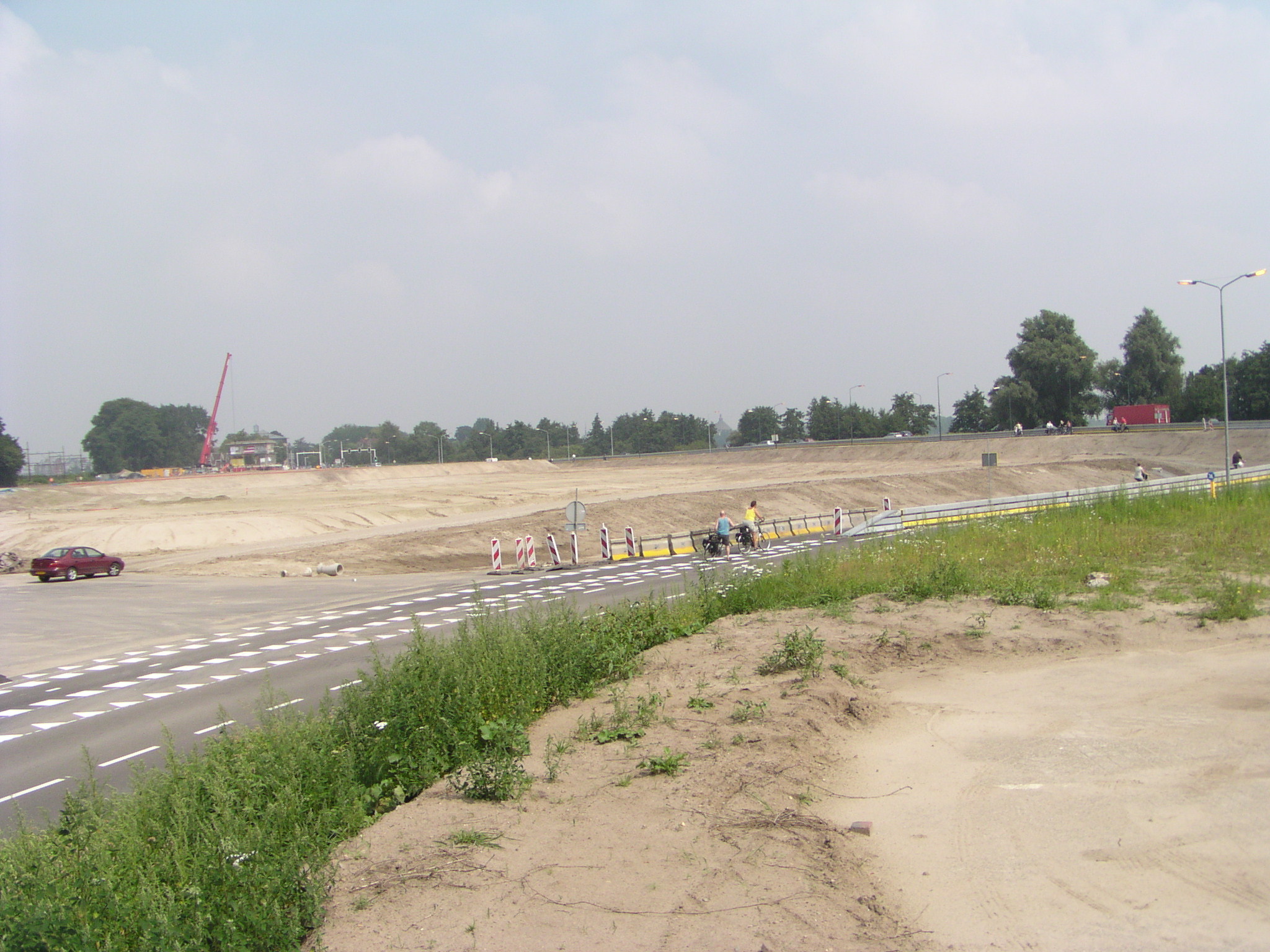 p7300032.jpg - Overzicht van de bouwvlakte tussen Vught en 's Hertogenbosch. Links is men een  bouwval  rijksmonument aan het verslepen dat precies op het trace van de nieuwe Gementweg lag.