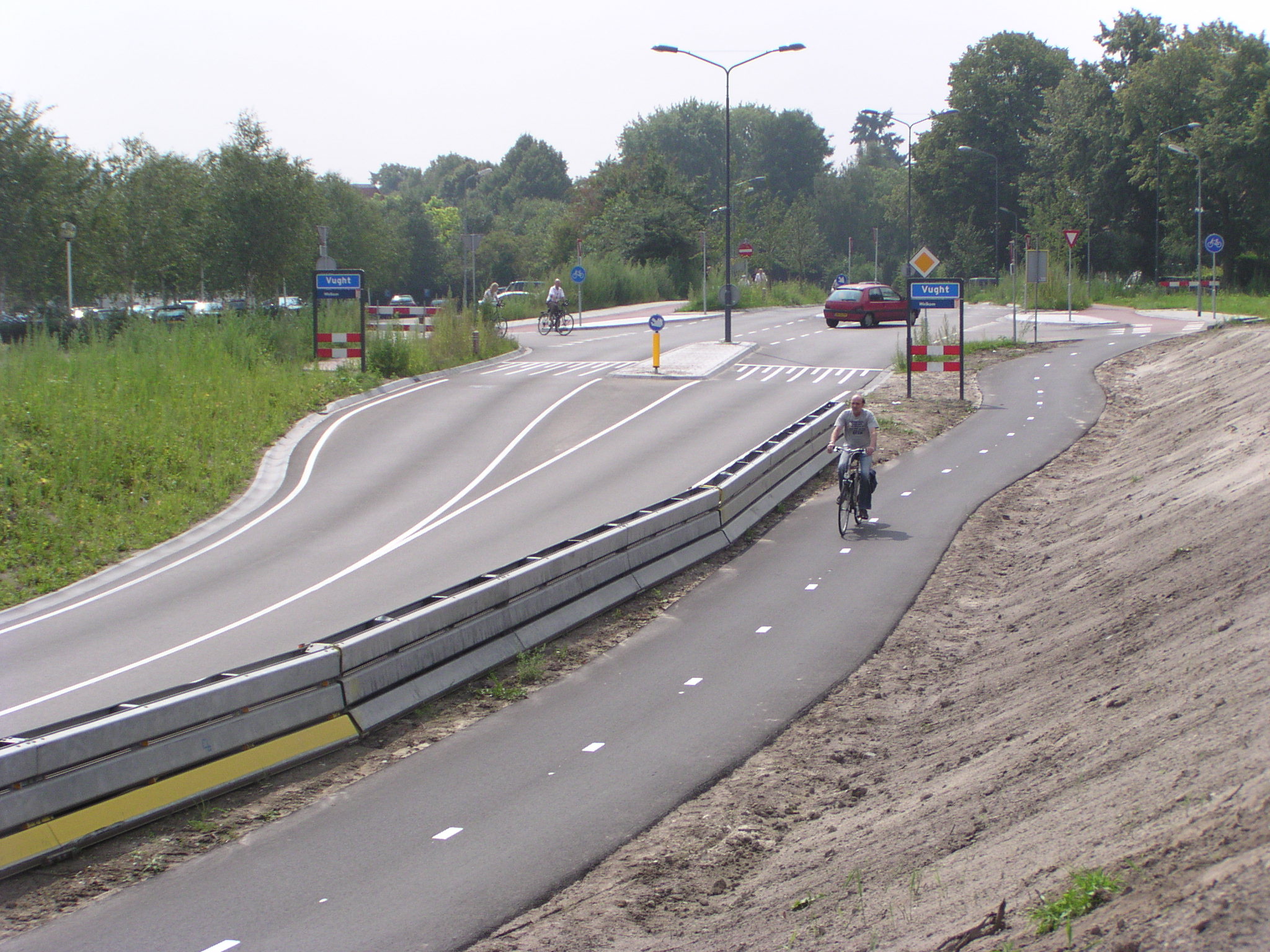 p7300040.jpg - Verlegde Bosscheweg vanuit Vught. De fietsers hebben een geheel geasfalteerd pad gekregen dat doorloopt tot aan de kom 's Hertogenbosch. Linksboven de nieuwe ontsluiting van hotel Vught.