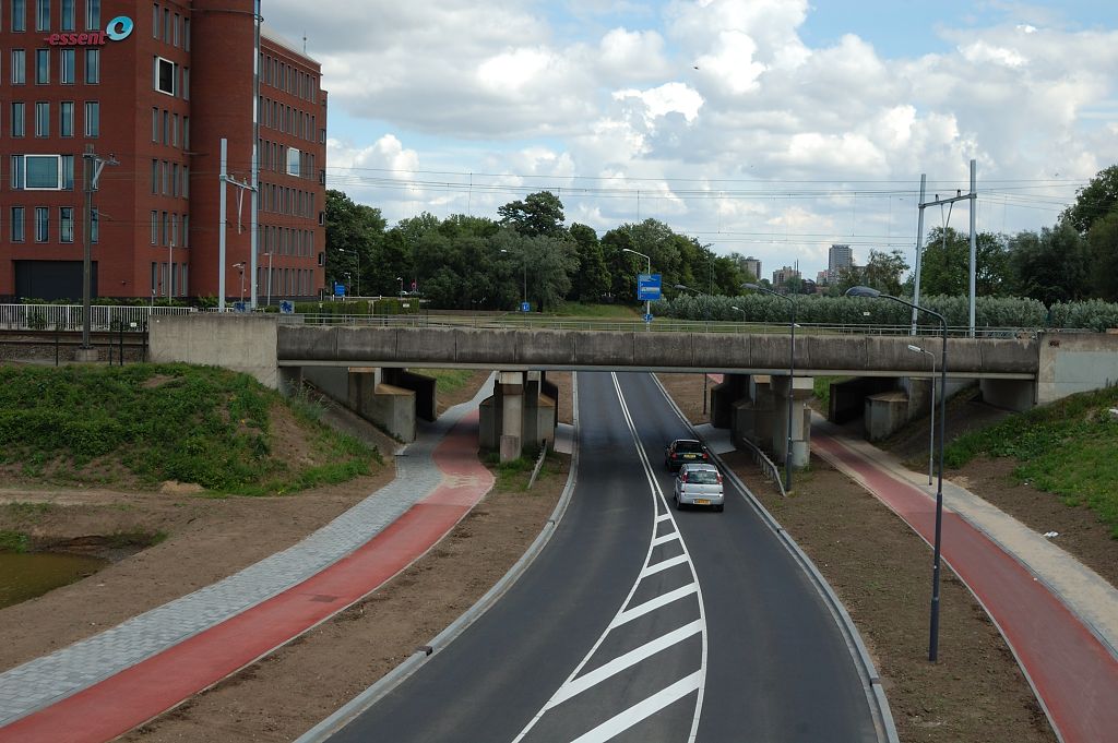 20110515-141759.JPG - "Magistratenviaduct" (standpunt) overspant de Vlijmenseweg van/naar het Wilhelminaplein ("Heetmanplein"). Glad asfalt is in de plaats gekomen van de oude betonplaten. Ook de fietspaden waren van beton menen we, maar daar is ook niets meer van over.