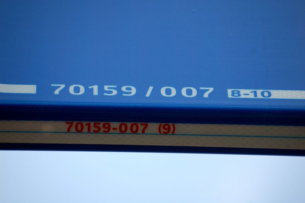 20110515-144035.JPG - Toch ANWB-achtige bordnummers in de linkerbenedenhoek, gevolgd door vermoedelijk een soort van segment-aanduiding. De nummers staan ook op de kopse kanten, die bovendien voorzien zijn van retroreflecterende biezen. Handig voor radiaal naderende vuurvliegjes.