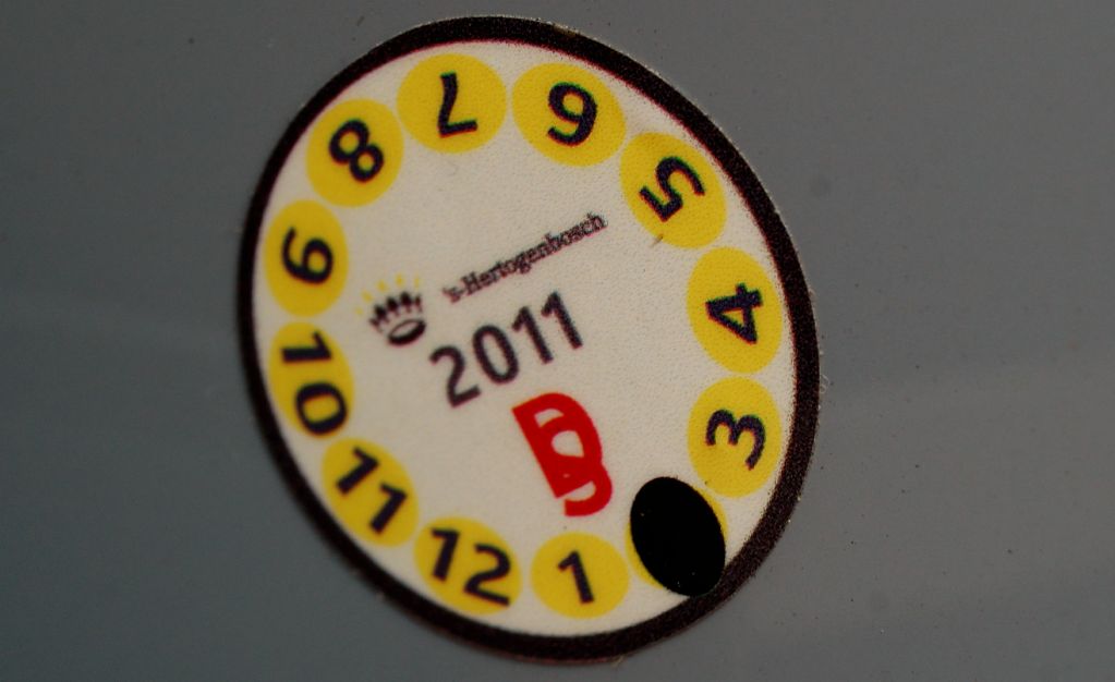 20110515-150007.JPG - Op de achterzijde van de "foute" borden vinden we enkel dit stickertje.