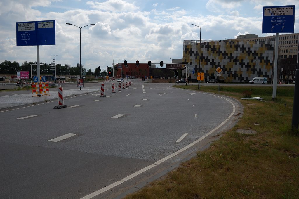 20110515-151728.JPG - Verlegde gedeelte van de Vlijmensweg, zodat het haaks op de Randweg is komen te liggen. De hoofdroute is dus gewijzigd van richting A59 naar richting JBZ.