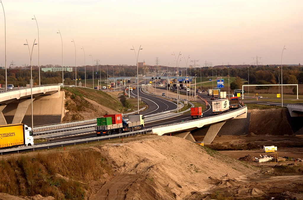 20091028-153925.bmp - A2 hoofdrijbanen over KW 22, de laagste bruggen over de Dommel (doorvaarthoogte 3 meter).