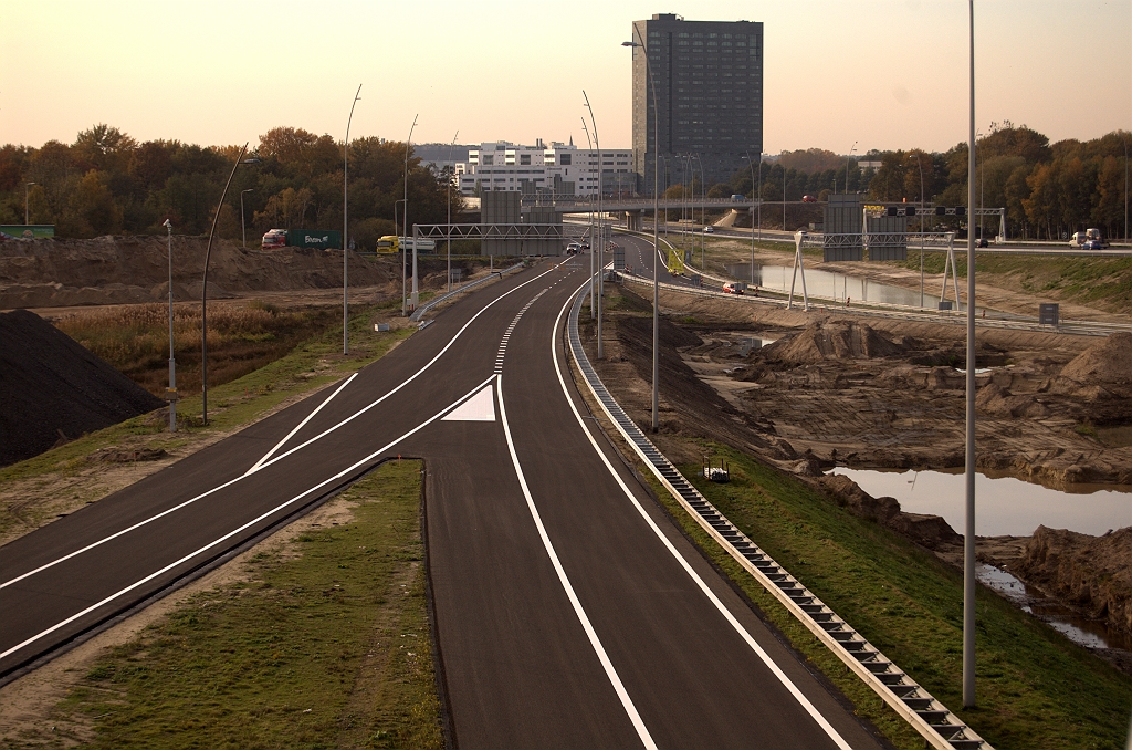 20091028-154524.bmp - De per 18 november open te stellen verbindingsweg Antwerpen-Venlo, met keuzemoment tussen hoofd- en parallelrijbaan. Aan de afvallende vluchtstrook is eenvoudig te zien welke van de twee rijbanen naar de parallelrijbaan voert.