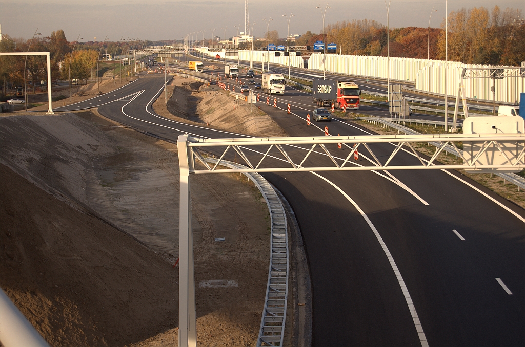 20091028-163520.bmp - Links het talud naar KW 19 en de definitieve oversteek van parallelrijbaan naar de verbindingsweg Amsterdam-Antwerpen, met vluchtstrook, de overgang naar autosnelweg markerend. In dit oversteekje zou men dus van 80 naar 120 km/uur kunnen acceleren.