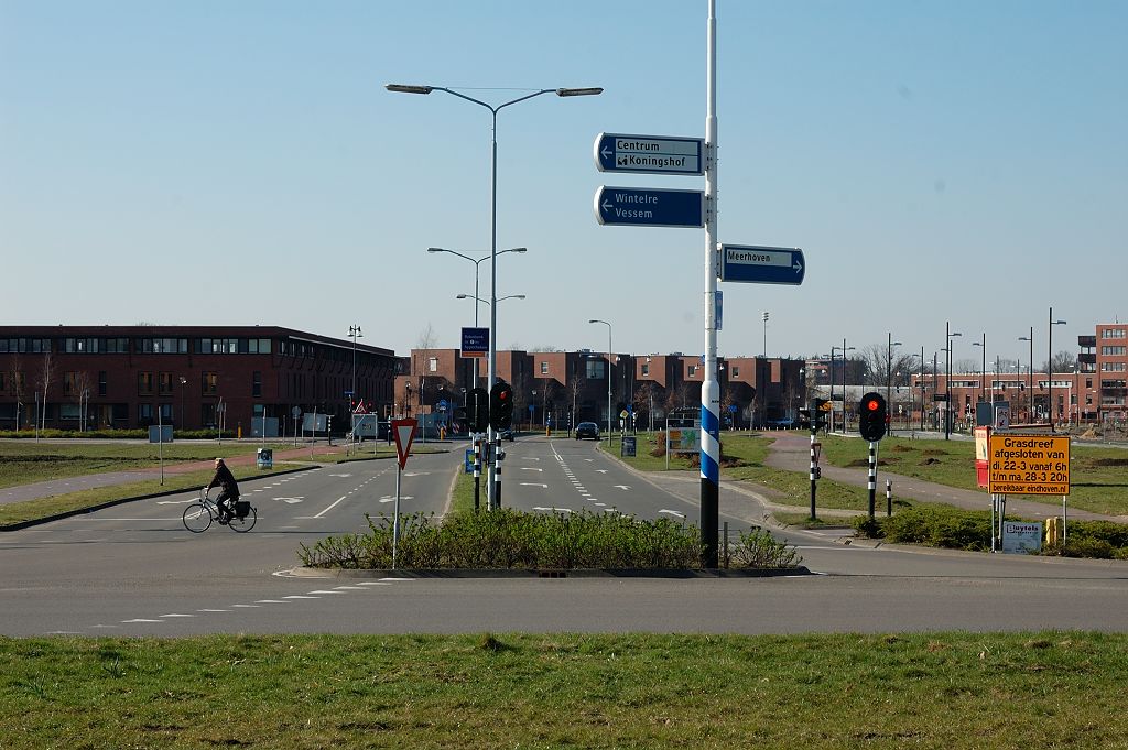 20110320-153817.JPG - In een poging om het verkeerstechnisch belang van de rotonde uit te leggen een viertal foto's van de toeritten, gezien vanaf de rotondekern. De Grasdreef ontsluit grote delen van de groeilokatie Meerhoven en de nieuwere Veldhovense wijken.