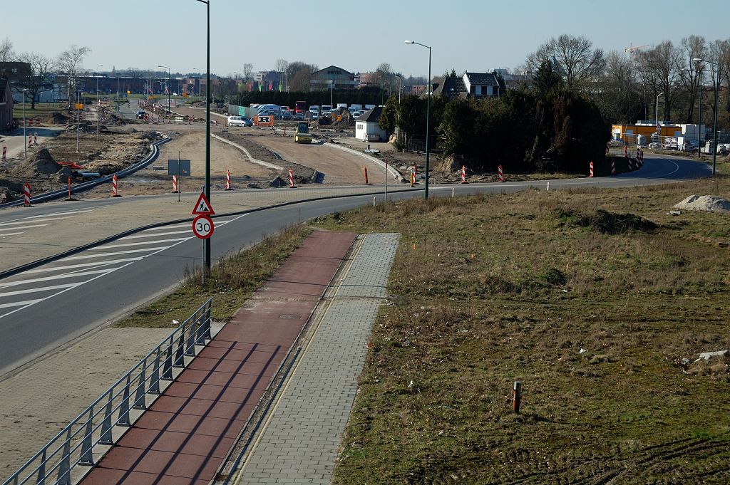 20110320-155945.JPG - ...en sinds de oplevering van het viaduct Meerenakkerweg in 2005 een akelige slinger (rechts) in de Heistraat noodzakelijk maakte.  week 200805 