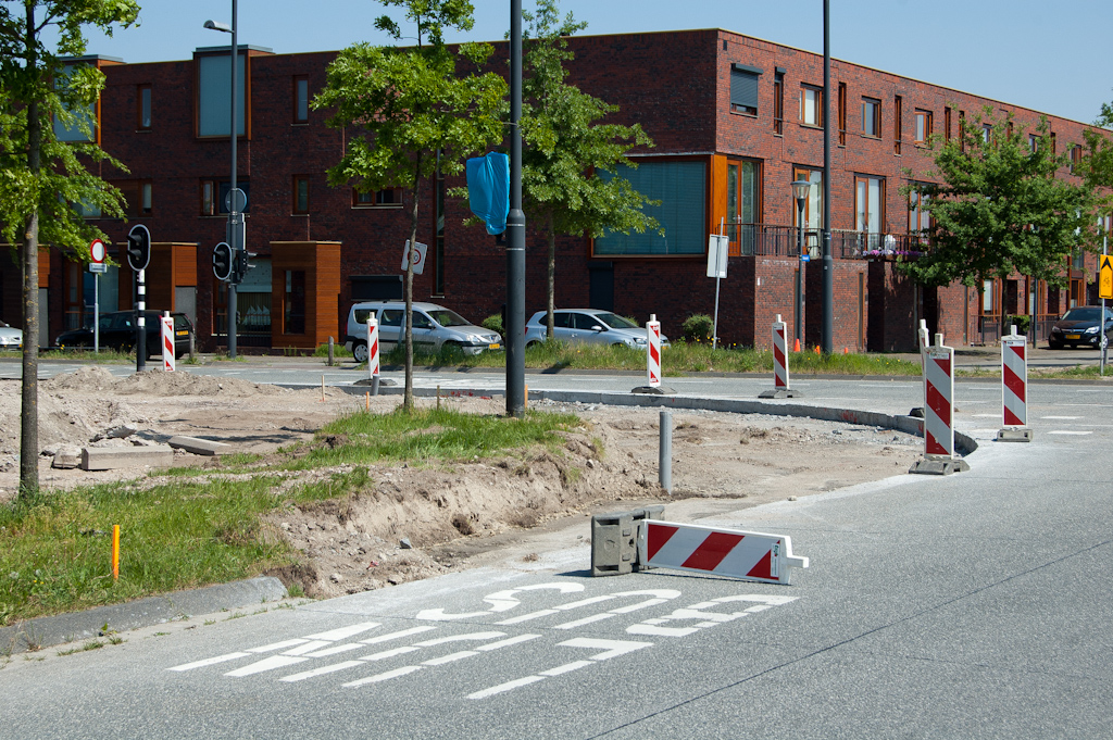 20110501-121317.jpg - Beton verwijderd in de busbaan Grasdreef-noord-Meerhovendreef-west, evenals fietspadasfalt.  week 201116 