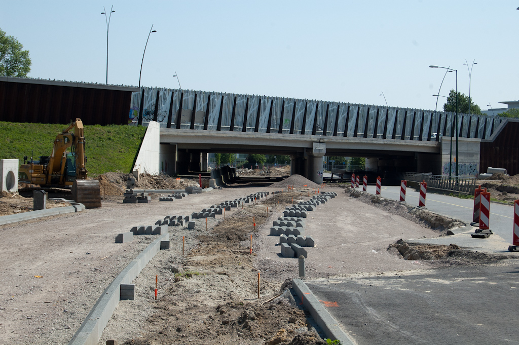 20110501-123921.jpg - Ook al enig werk aan de thans in verkeer zijnde noordelijke rijbaan (rechts) die moet worden verbreed naar vier rijstroken, waaronder opstelvakken naar de toeritten in de richting Maastricht (rechts voor het viaduct) en Amsterdam (linksaf na het viaduct).  week 201116 
