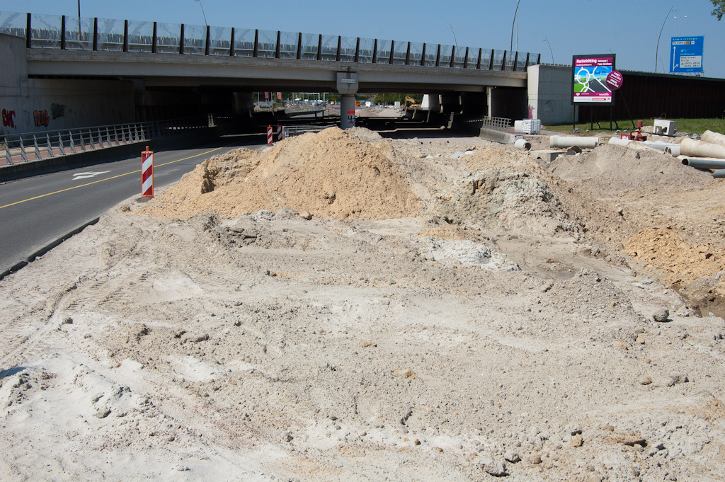 20110501-125947.jpg - Aan de oostzijde van het viaduct Meerenakkerweg nog "slechts" veel grond- en leidingwerk.  week 201116 