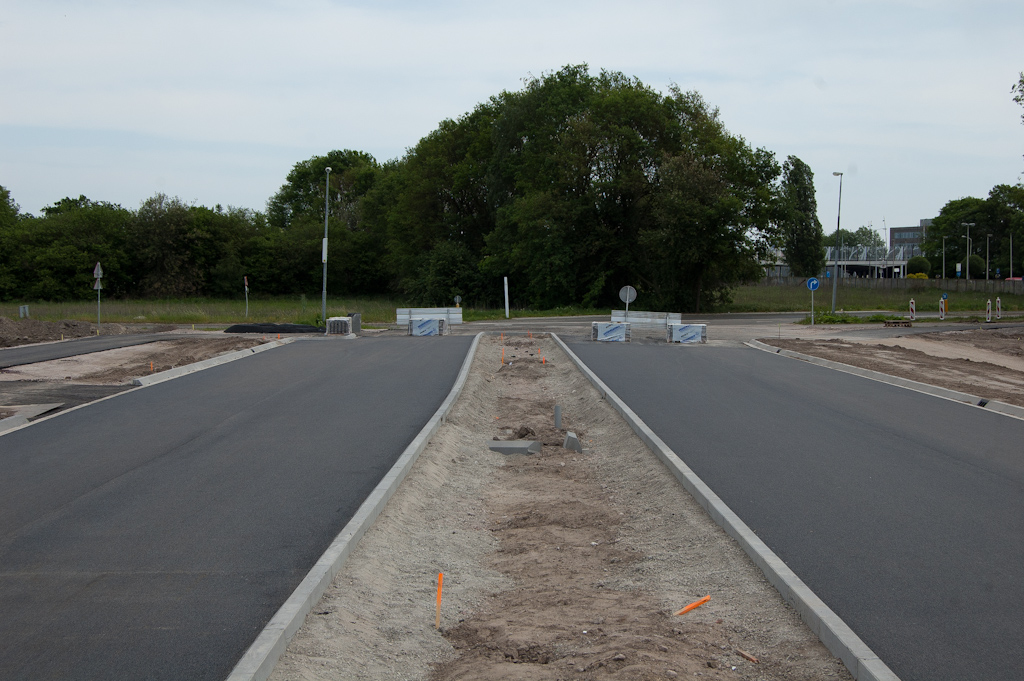 20110508-122735.jpg - Na het draaien van asfalt is een gedeelte van de opsluitbanden weer verwijderd (uiterst links)...  week 201117 