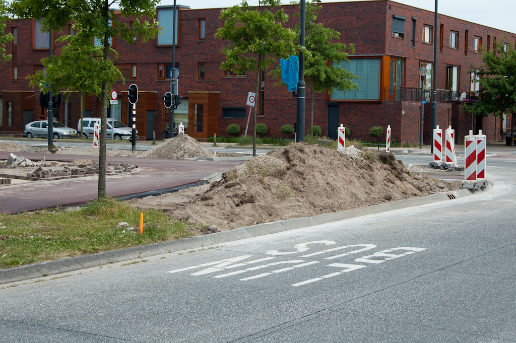 20110508-124027.jpg - Afgezaagde busbaan hersteld en nieuw rood asfalt in de fietspaden.  week 201117 