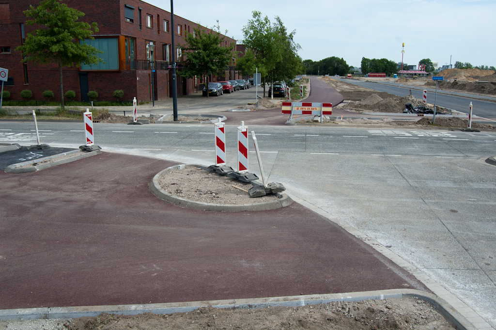 20110508-124130.jpg - Het is nu mogelijk vanaf de Grasdreef-noord per fiets af te slaan naar het nieuwe pad langs de verlengde Meerhovendreef. Hier nog wel nieuwe verkeerslichten te plaatsen.
