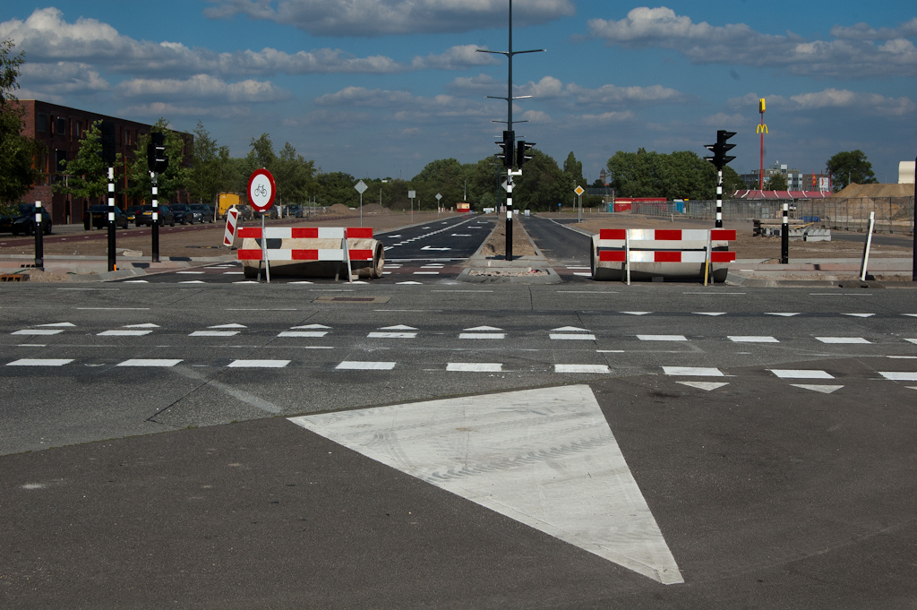 20110514-161720.jpg - En op de kruising met de Grasdreef is de verkeersregelinstallatie gecompleteerd. Fietspadmarkering dwars over de kruising aangepast.  week 201118 