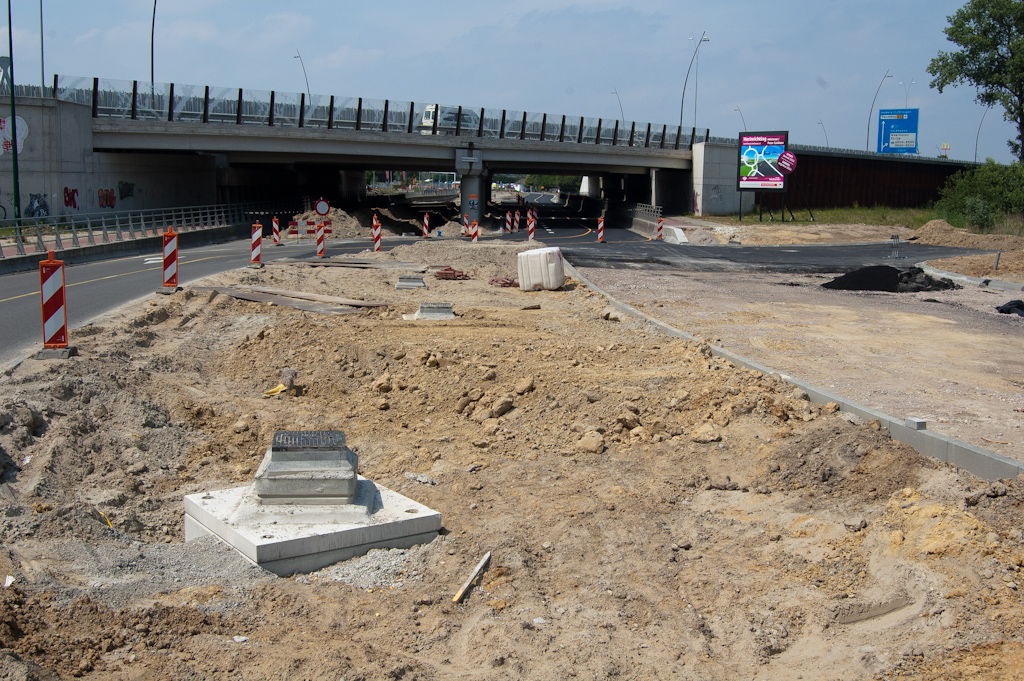 20110605-132122.jpg - Aan de Eindhovense zijde van het viaduct Meerenakkerweg geen optisch verschil met vorige week. Toch lijkt alle nieuwe riolering op zijn plek te liggen, als je al die nieuwe putten boven het maaiveld ziet uitsteken.  week 201121 