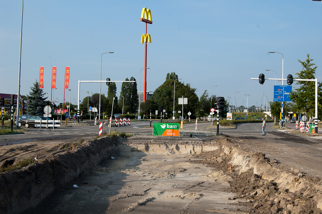 20110614-182429.jpg - Noordoostelijk einde van het werkvak bij de kruising Noord-Brabantlaan-Sliffertsestraat, waarover de primaire omleidingsroute loopt.