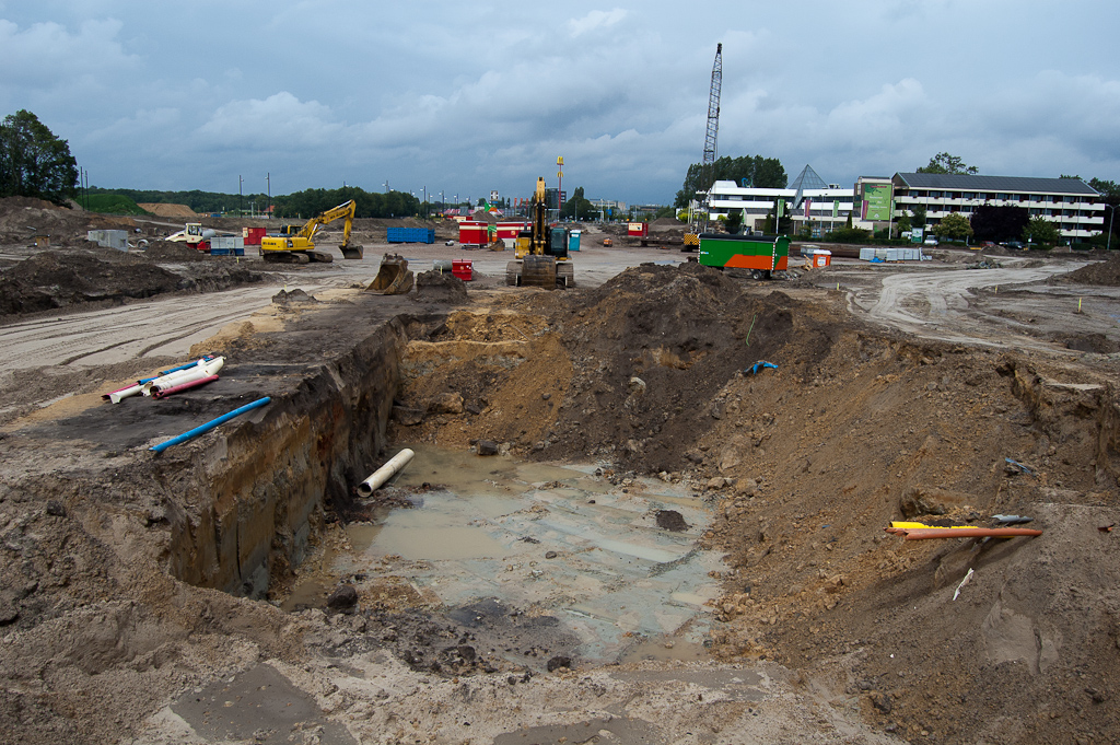 20110619-145407.jpg - Men lijkt haast te krijgen. Een diepe ontgraving voor leidingwerken, terwijl vlak ernaast al een zandbed voor de nieuwe Heerbaanrijbanen wordt aangelegd.
