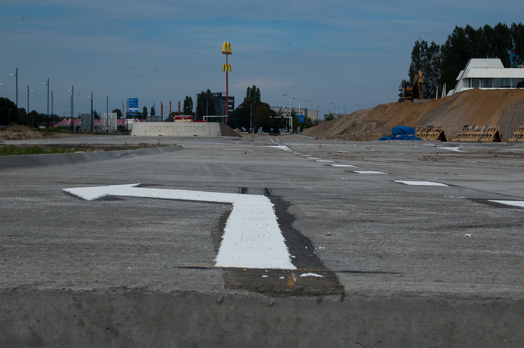 20110820-152119.jpg - Bij asfalt deklagen zien we het thermoplastisch materiaal simpelweg op het wegdek gegoten worden, al dan niet na plaatselijk verhitten van de rijbaan. In het geval van dicht beton is klaarblijkelijk een hechtmiddel noodzakelijk.