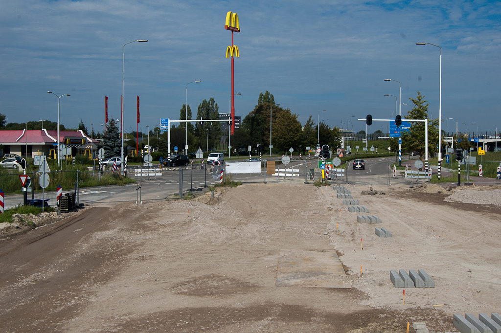 20110820-153332.jpg - ...even omdraaien en we weten het weer: de busbaan (met twee rijstroken) lag hier, maar werd al eerder verlegd naar de buitenberm (links op de foto). In de kruising met de Sliffertsestraat rijden de bussen diagonaal van en naar de busbaan in de middenberm, die in Eindhovense richting nog wel aanwezig is.  week 201124 