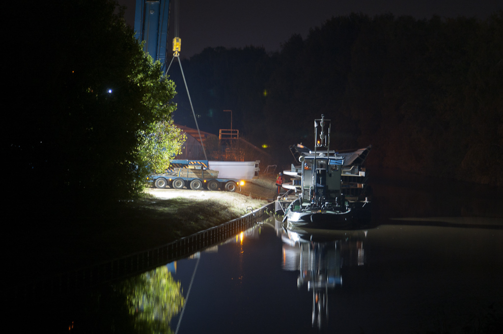20111015-212206.jpg - Op zaterdagvond 15 oktober 2011 is de boot uit Vlaanderen afgemeerd aan de provisorische loskade.
