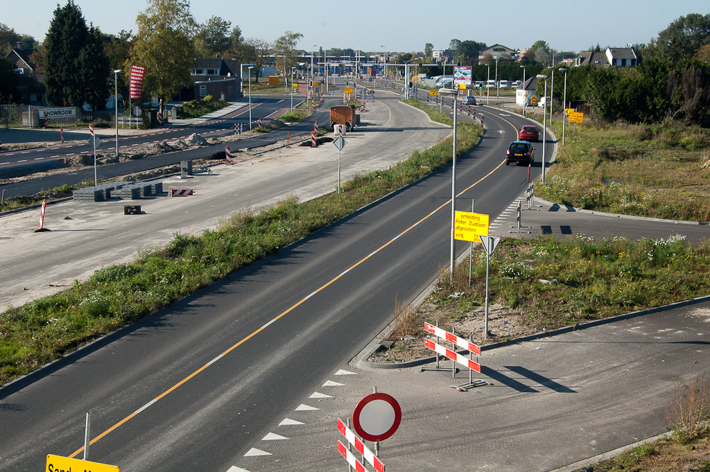 20111016-142330.jpg - Rioleringswerken onder de Peter Zuidlaan (uiterst links) afgerond en nieuwe rijbaan opengesteld.  week 201136 