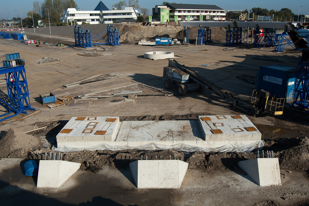 20111023-144854.jpg - In alle vier de hoekpunten zijn nu deze betonvloeren gerealiseerd, parallel aan de diep gefundeerde steunen (met draadeinden).  week 201141 