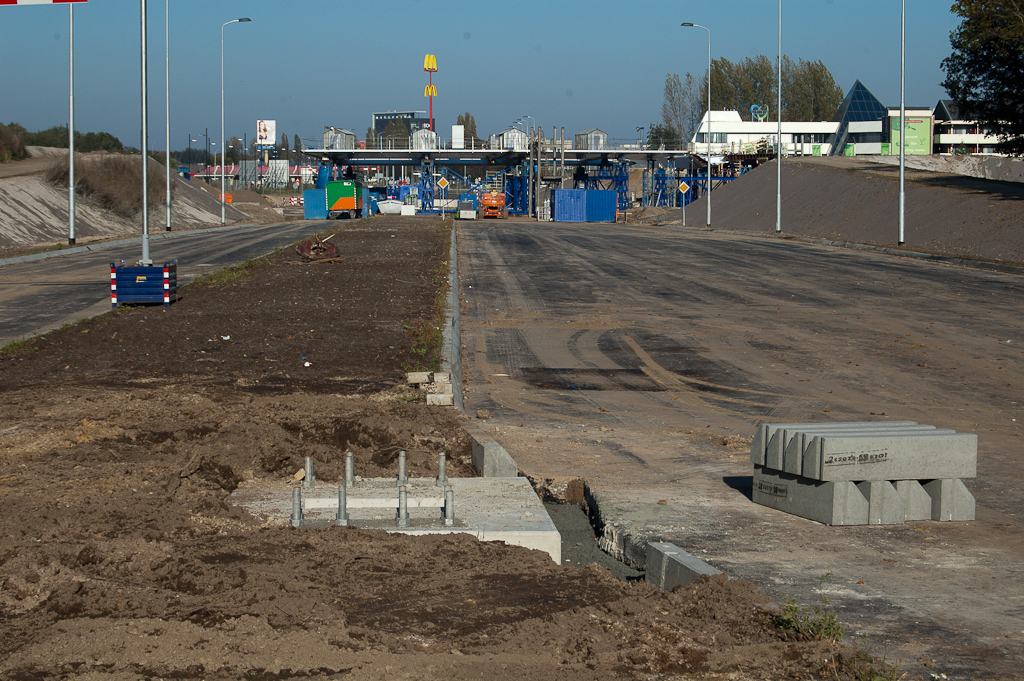 20111023-145413.jpg - Middenberm in de Heerbaan kan weer worden afgevuld. Het funderingswerk voor het voertuigkerende portaal is voltooid.  week 201141 