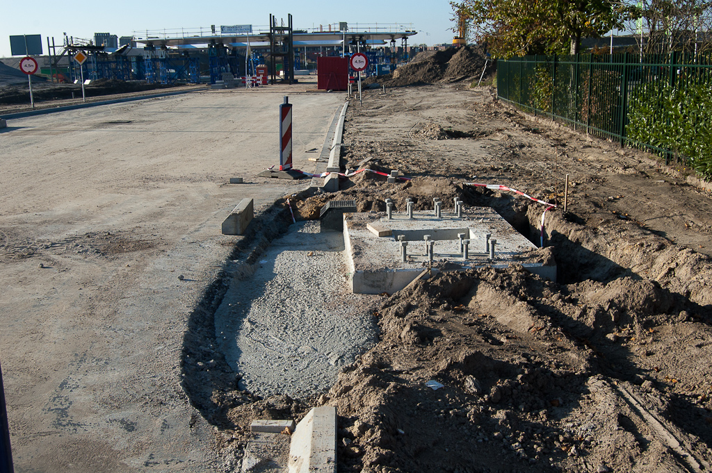 20111023-151227.jpg - In de Heistraat nog een aardig detail van toegevoegd beton tussen rijbaan en portaalfundering. Hiervoor is zelfs een gedeelte van het nieuwe asfalt weer verwijderd.