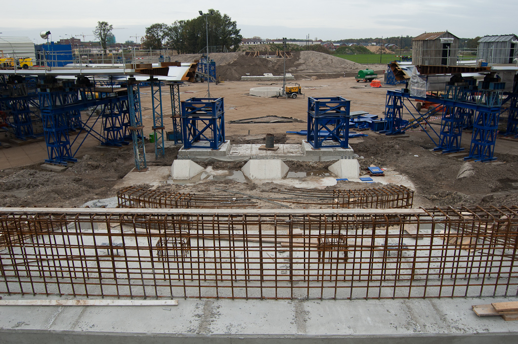20111030-144248.jpg - Eerste beton in het landhoofd voor de zuidelijke aanbrug, en wapeningskeletjes voor de opleggingen zichtbaar.  week 201142 