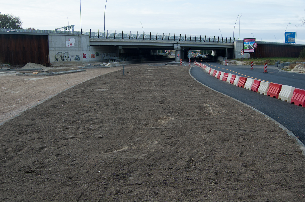20111030-153428.jpg - Vorige week gestorte grond verwerkt tot een vlakke middenberm aan de oostzijde van het viaduct Meerenakkerweg. Er is ook ingezaaid.  week 201142 