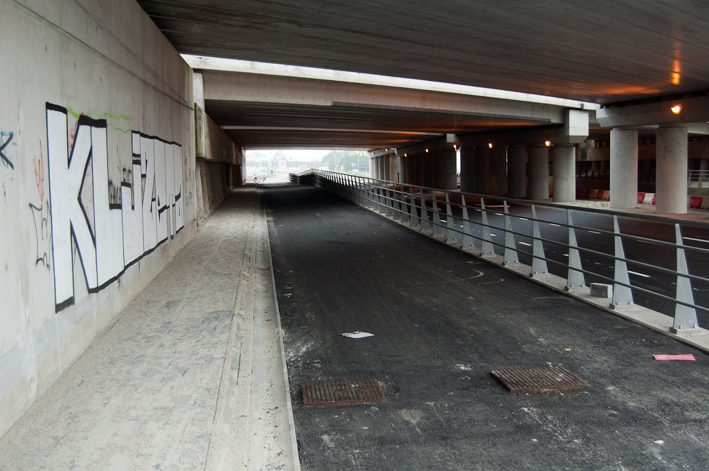 20111106-150639.jpg - Even het heraangelegde fietspad verder volgen onder het viaduct Meerenakkerweg, met versmald trottoir...  week 201143 