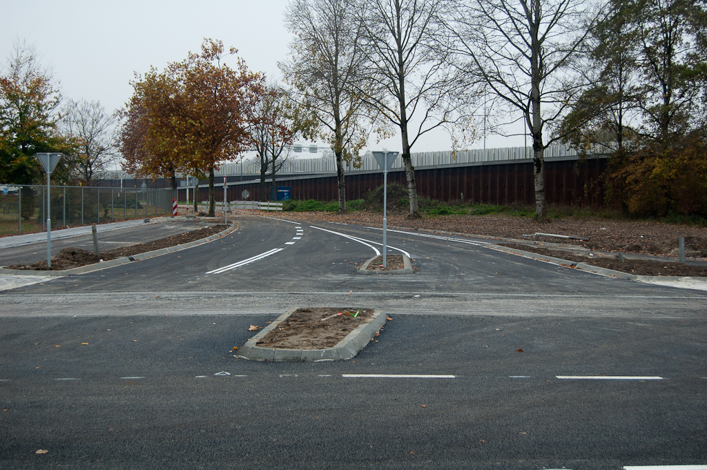 20111106-151402.jpg - Eveneens in de afgelopen week gerealiseerde aansluiting van de Hoevenweg op de Meerenakkerweg. Wellicht ten overvloede: de N2 afrit vanuit de richting Maastricht komt dus ingeklemd te liggen tussen de Hoevenweg en de damwanden rechts in de foto.  week 201135 