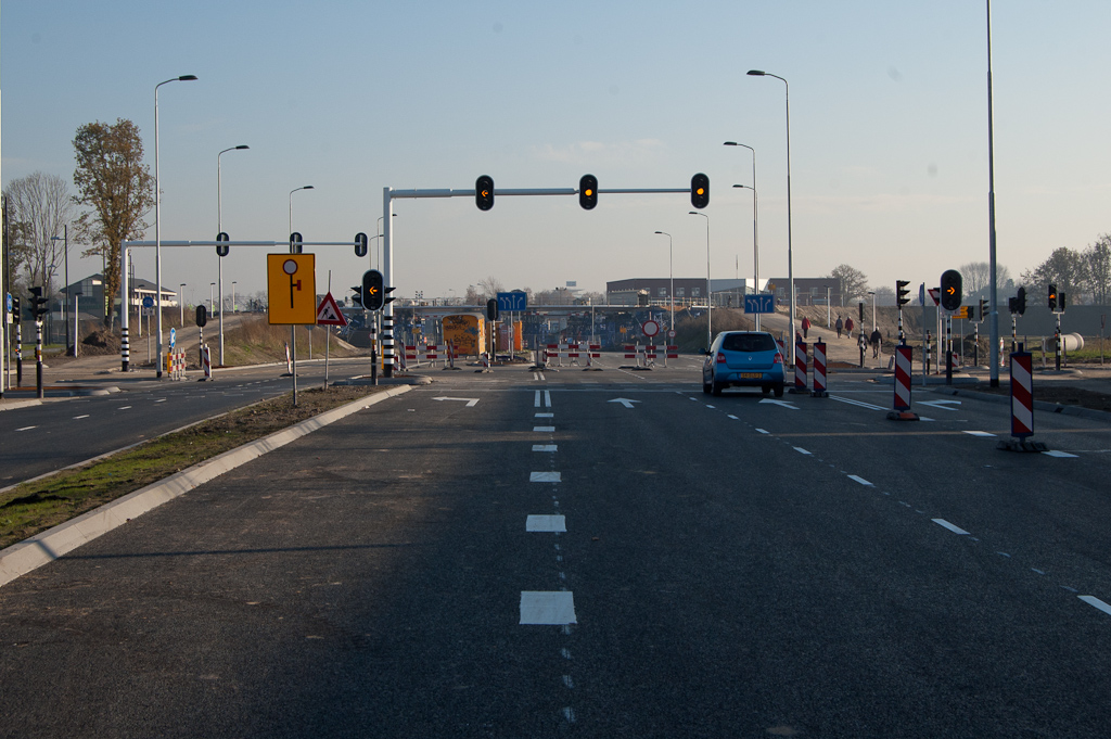 20111120-135539.jpg - Verdubbelde Grasdreef in de noordwestelijke aanloop naar de Hovenring. Eerst nog de kruising met de bestaande Grassteppe (rechts) en een nieuwe ontsluiting van de in aanbouw zijnde woonwijk Landhof-noord.  week 201143 