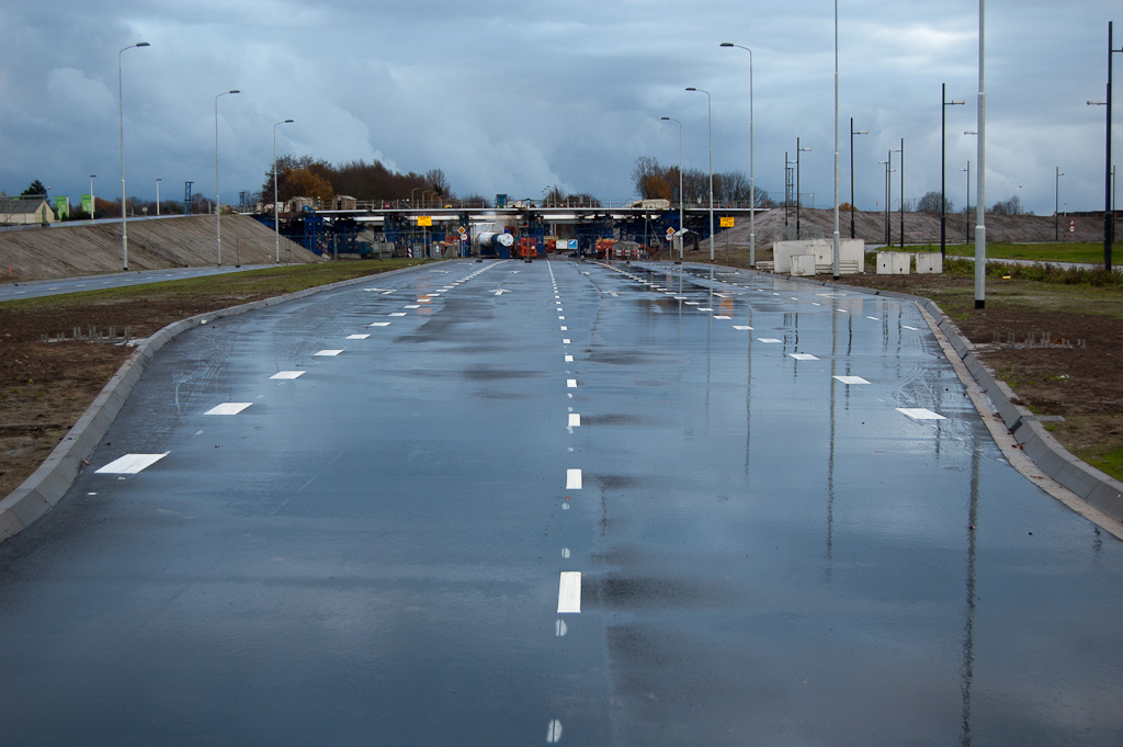 20111127-152350.jpg - Als laatste is de noordelijke rijbaan van de Noord-Brabantlaan tussen Sliffertsestraat en de Hovenring voorzien van deklaag en markering. Goed te zien nu is dat het geluidreducerende materiaal niet helpt bij regen zoals met ZOAB.  week 201143 