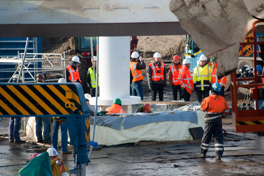 20111206-114331.jpg - Personeel werpt zich in het Hovenhart voor de montage van bodemplaat op beton en draadeinden.