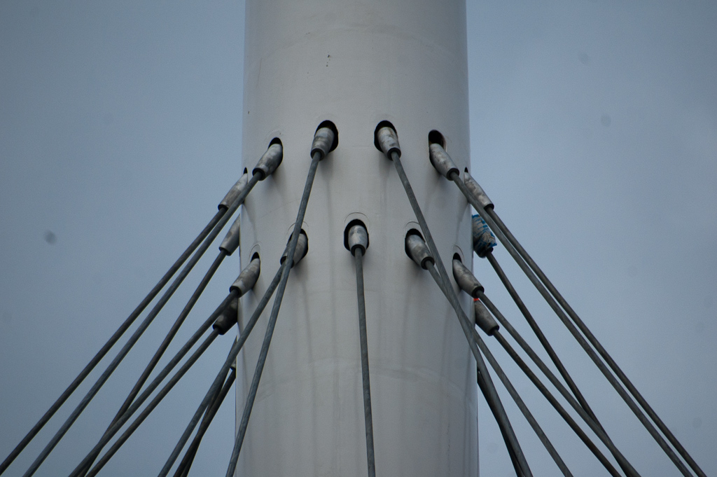 20111211-134939.jpg - Bovenaan komen de tuien uit perforaties in de pyloon, maar lijken niet direct aan de pyloonhuid vast te zitten.