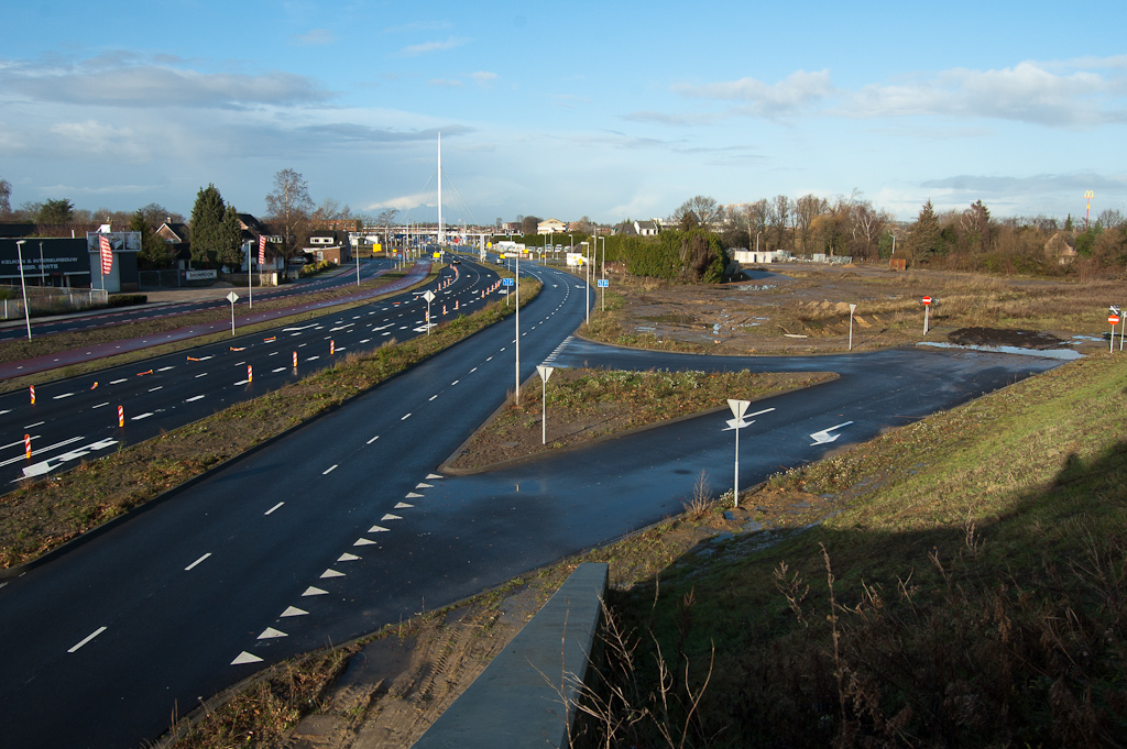 20111218-111205.jpg - Geen voortgang in de nieuwe aansluiting Meerenakkerweg. Wel is men met verkeersborden bezig geweest, dat rechts in de foto net waarneembaar is.  week 201145 