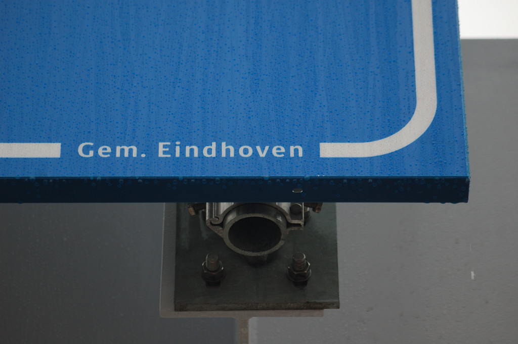 20111222-135859.JPG - De borden zijn duidelijk ANWB redesign ontwerpen, maar op de plaats waar we normaal de naam van de toeristenbond aantreffen, staat nu wat anders. Is dit een primeur in Eindhoven?