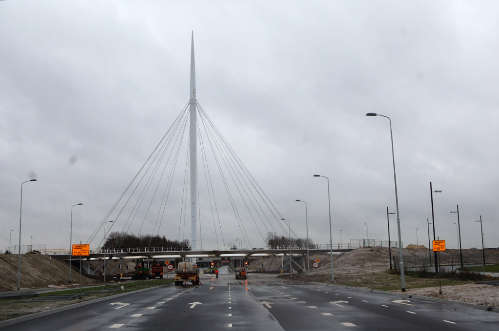 20111229-135035.JPG - Noord-Brabantlaan op de dag voor openstelling van de Hovenring kruising voor het verkeer.