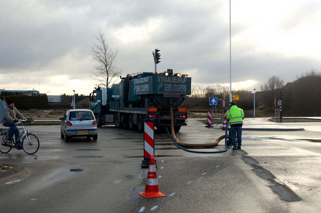 20111230-111107.JPG - Op de dag van openstelling van de Hovenring kruising moet het kruispunt Noord-Brabantlaan/Sliffertsestraat worden gehermarkeerd. Dit gebeurt in-verkeer.
