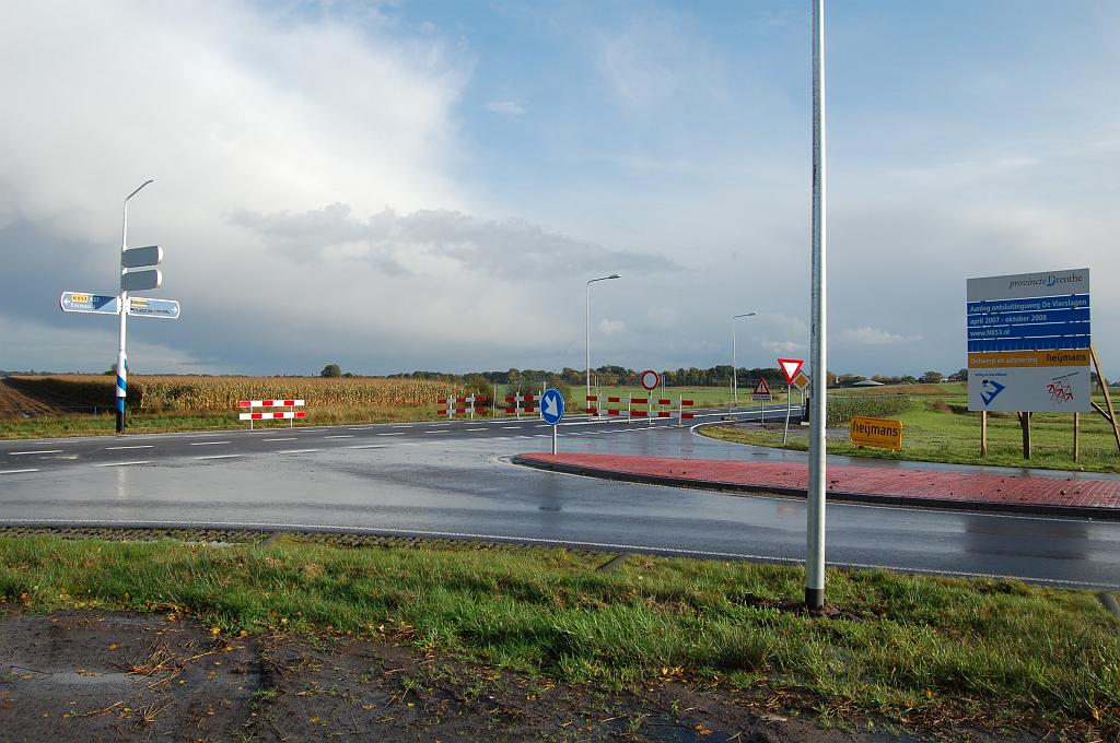 20081016-162007.jpg - Geen rotonde in de kruising met de omlegging en de Dikkewijk Oost, het oude trace van de N853. Het zou wat teveel van het goede worden met de naburige rotondes in de aansluiting Schoonebeek in de A37.