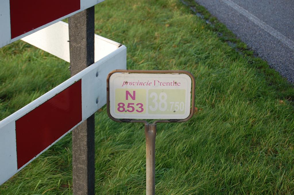 20081016-170021.jpg - Ten noorden van de A37 verdwijnt het wegnummer N853 van de borden, maar toch staat er nog een hectometer bordje met een bijzondere waarde erop. Deze staat bij de kruising met de Verlengde Herendijk.
