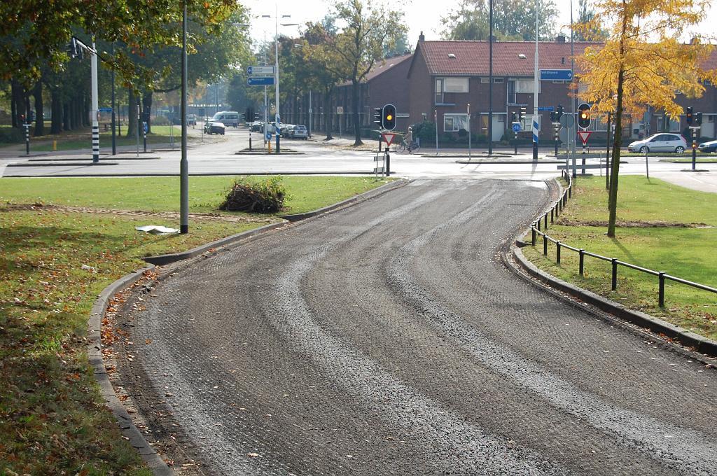 20081013-122313.jpg - Ook het veel nieuwere asfalt aan de voet van de afrit wordt geschraapt.