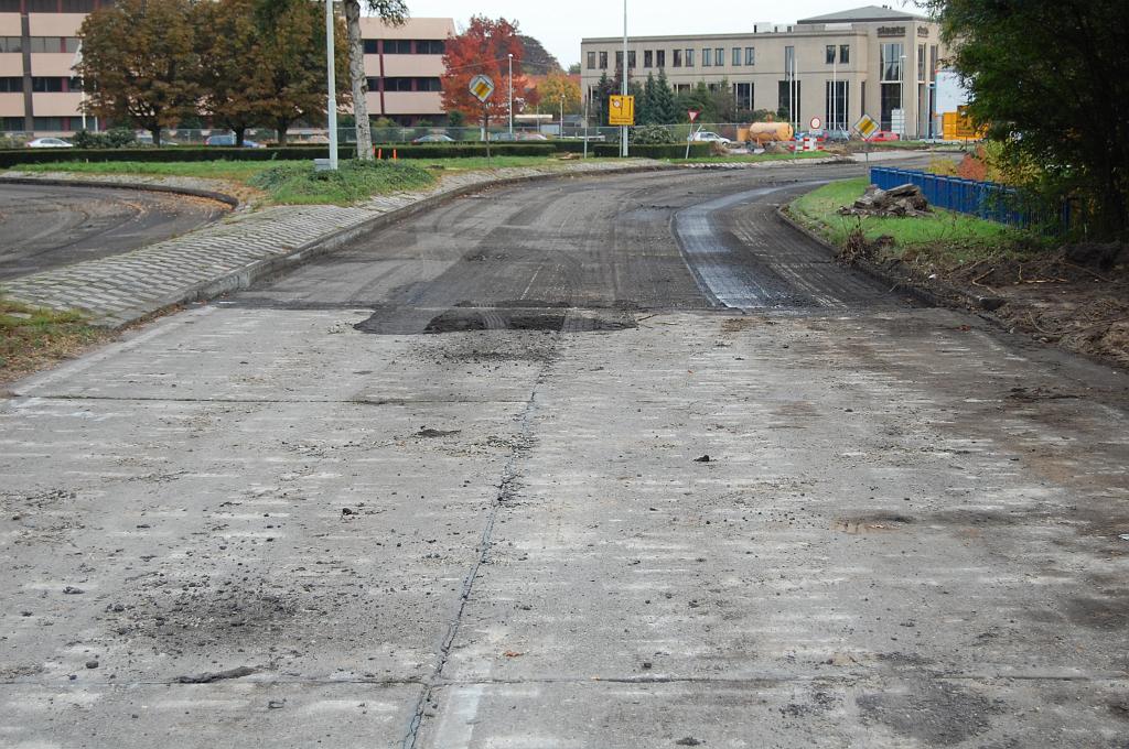 20081013-174519.jpg - Projectgrens tussen Tilburgseweg, gemeentelijk deel, en de rotonde met de ring, dag 1. Wordt in de Tilburgseweg het beton vervangen door asfalt, in de rotonde gebeurt het omgekeerde. Beton heeft een langere levensduur en behoeft minder onderhoud.
