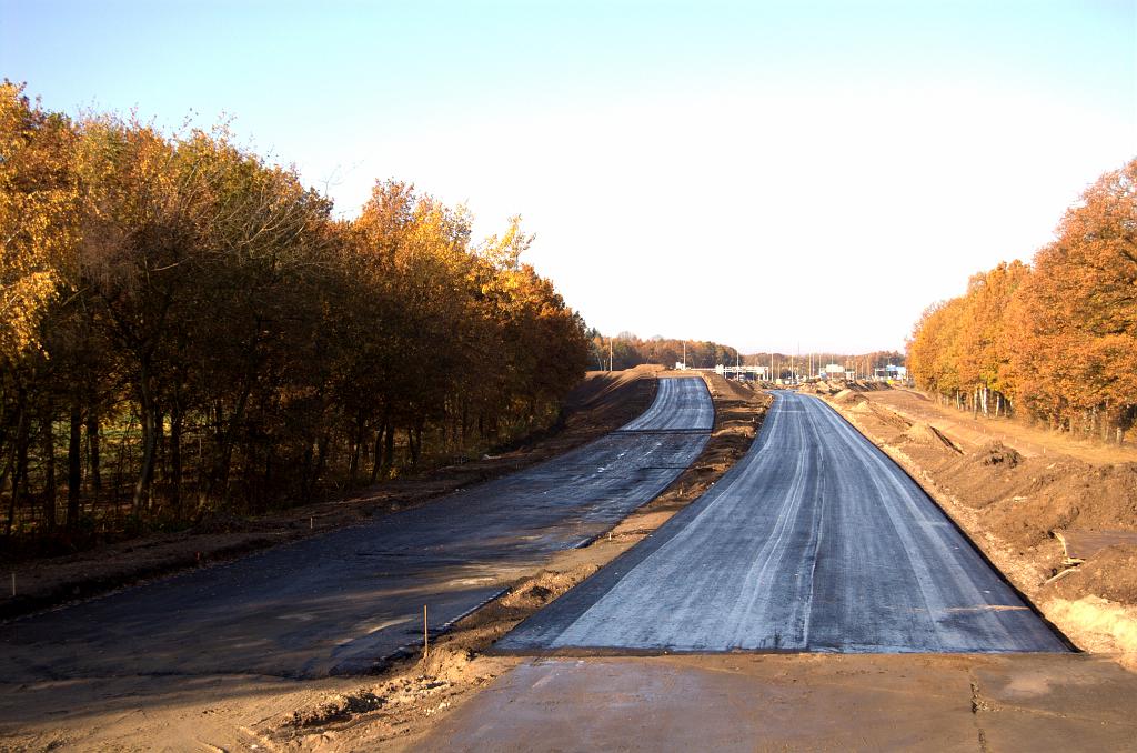 20081108-102818.jpg - Het nieuwe asfalt vanaf de rijksgrens. Het heeft niet geregend; de wittige aanslag is een plakkerige substantie die het hechten van de volgende laag moet helpen.  week 200843 