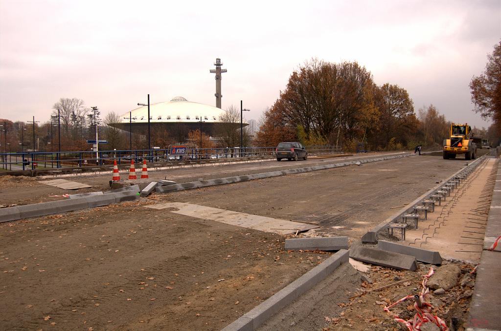 20081115-142031.jpg - Viaduct Noord-Brabantlaan. Hier zijn de stoepranden al geplaatst, zodat een stortklare bak ontstaan is. Er zal nog wel wat wapening bijmoeten.  week 200845 
