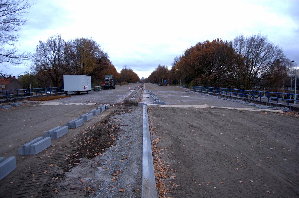 20081116-163754.jpg - Op het viaduct Halvemaanstraat gaan we dezelfde betonconstructie aan weerszijden van de rijbaanscheiding krijgen als op het viaduct Elburglaan. Aan de zijkanten is het een ander verhaal omdat de af- en toerit Evoluon eroverheen moeten passen.  week 200845 