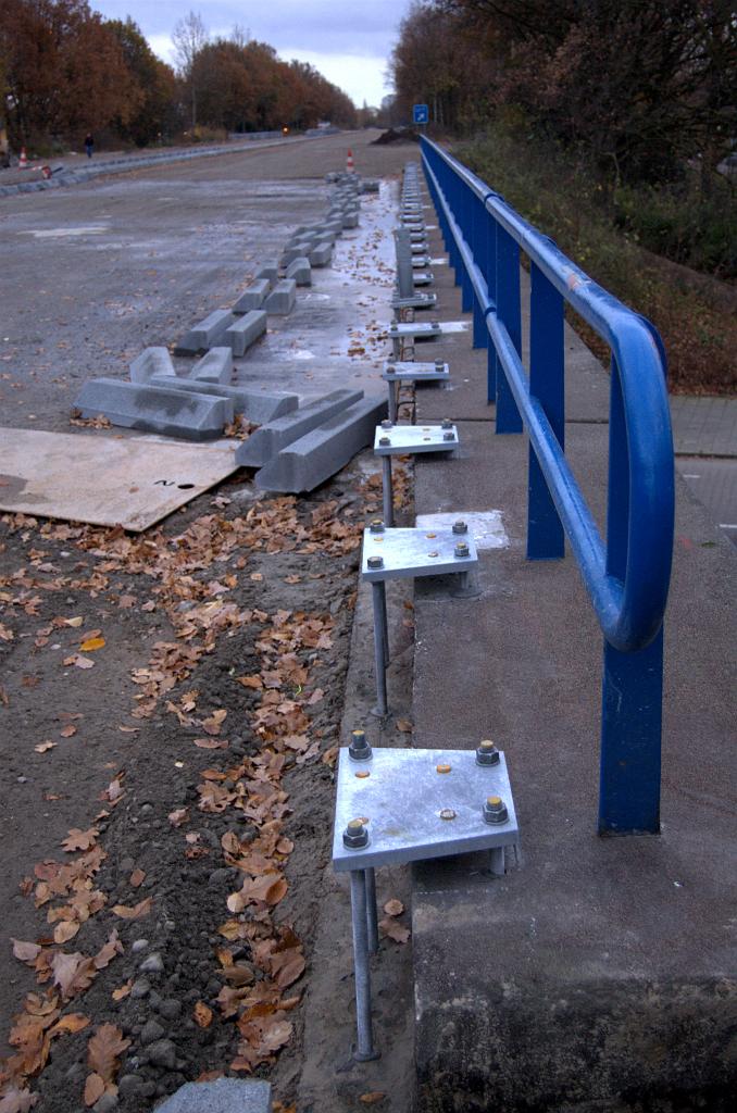20081116-163834.jpg - De geleiderail komt dan ook half op de bestaande stoepen te staan middels deze bijzondere sokkelconstructie.  week 200845 